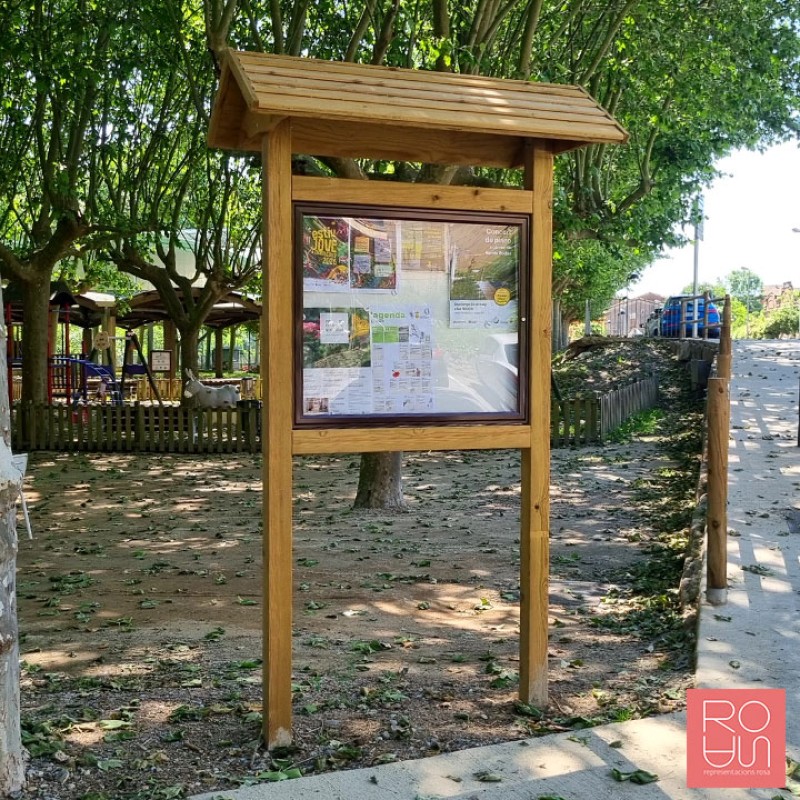 Cartellera de fusta amb vitrina i teulada